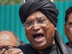 Congress Protest: ब्लैक कलर की पगड़ी और कुर्ते में खरगे, ब्लैक प्रोटेस्ट में सोनिया भी शामिल, देखिए तस्वीरें