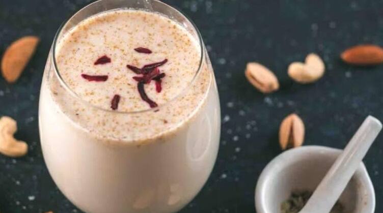 The many benefits of thandai for a cool summer Thandai Benefits: ઉનાળામાં માણો સ્વાદિષ્ટ 'ઠંડાઈ'ની મજા, ગરમીમાં મળશે અદભૂત ફાયદા