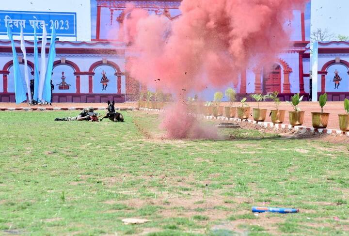 इन डॉग्स को हमले के पहले चेतावनी, आईईडी विस्फोटक का पता लगाने और राष्ट्र विरोधी तत्वों से निपटने के लिए पूरी तरह से ट्रेंड किया गया है. इन डॉग्स को मुख्य प्रतिष्ठानों की सुरक्षा में भी तैनात किया जाता है. प्रभारी ने बताया कि आमतौर पर छत्तीसगढ़, जम्मू-कश्मीर जैसे उग्रवादी वामपंथी ग्रसित क्षेत्रों में इस बेल्जियम शेफर्ड और डच शेफर्ड को तैनात किया जाता है.
