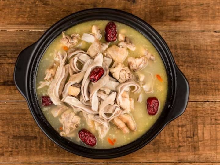 अगर आप एक ऐसी डिश की तलाश कर रहे हैं जिसमें लग्जरी या रॉयल टच हो, तो आपको इस काजू करी रेसिपी को जरूर ट्राई करना चाहिए. मलाईदार, खट्टा, मीठा और बिल्कुल स्वादिष्ट है. कई व्यंजनों के साथ यह ट्राई कर सकते हैं. लेकिन भारतीय व्यंजन उन कुछ में से एक है जो करता है. यह व्यंजन विशेष रूप से उत्तर भारतीय व्यंजनों से संबंधित है और इसे बटर चिकन के समान ही बनाया जाता है. सिवाय इसके कि इसमें प्याज का उपयोग नहीं किया गया है लेकिन मक्खन और क्रीम का लगभग समान मात्रा में उपयोग किया जाता है. यह काजू को थोड़े से तेल में थोड़े मक्खन के साथ भून कर तैयार किया जाता है. इस व्यंजन में एक स्वादिष्ट टमाटर प्यूरी ताजा तैयार की जाती है और अलग से कुछ और मक्खन के साथ पकाया जाता है। डिश में डाले गए मसाले भी क्लासिक भारतीय मसालों का मिश्रण है.. करी में अंत में डाला गया कसूरी मेथी और गरम मसाला न केवल एक स्वादिष्ट स्वाद लाता है बल्कि पकवान को बिल्कुल आश्चर्यजनक महक देता है. आप इस व्यंजन को घर पर भी बना सकते हैं. यह बहुत काम की तरह लग सकता है लेकिन यह वास्तव में नहीं है. आपको बस इतना करना है कि खाना बनाना शुरू करने से पहले अपनी सामग्री तैयार रखें और सावधानी से चरणों का पालन करें.