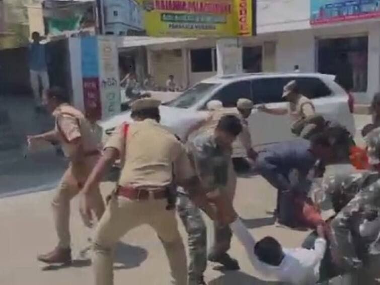 Rajanna Siricilla ABVP Activists Stopped Minister KTR Convoy KTR Convoy: సిరిసిల్లలో మంత్రి కేటీఆర్ కు నిరసన సెగ - కాన్వాయ్ ను అడ్డుకున్న ఏబీవీపీ కార్యకర్తలు, ఉద్రిక్తత