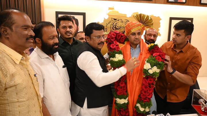 खासदार शिंदे यांनी शिवालय शिवसेना जिल्हा मध्यवर्ती कार्यालयास भेट दिली.