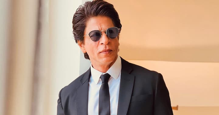 शाहरुखच्या नव्या 'रोल्स रॉयस' या कारची किंमत 10 कोटी असल्याचे म्हटले जात आहे.
