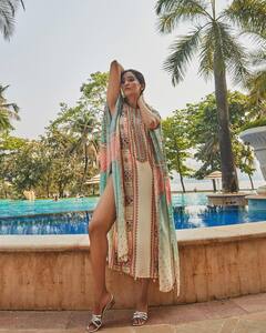 Bigg Boss 16 के बाद हद से ज्यादा हसीन हुईं ये एक्ट्रेस, पूल किनारे दिए एक से बढ़कर एक किलर पोज