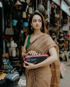 చోర్ బజార్‌లో శాన్వి శ్రీవాస్తవ - రేడియో పట్టుకుని హొయలు