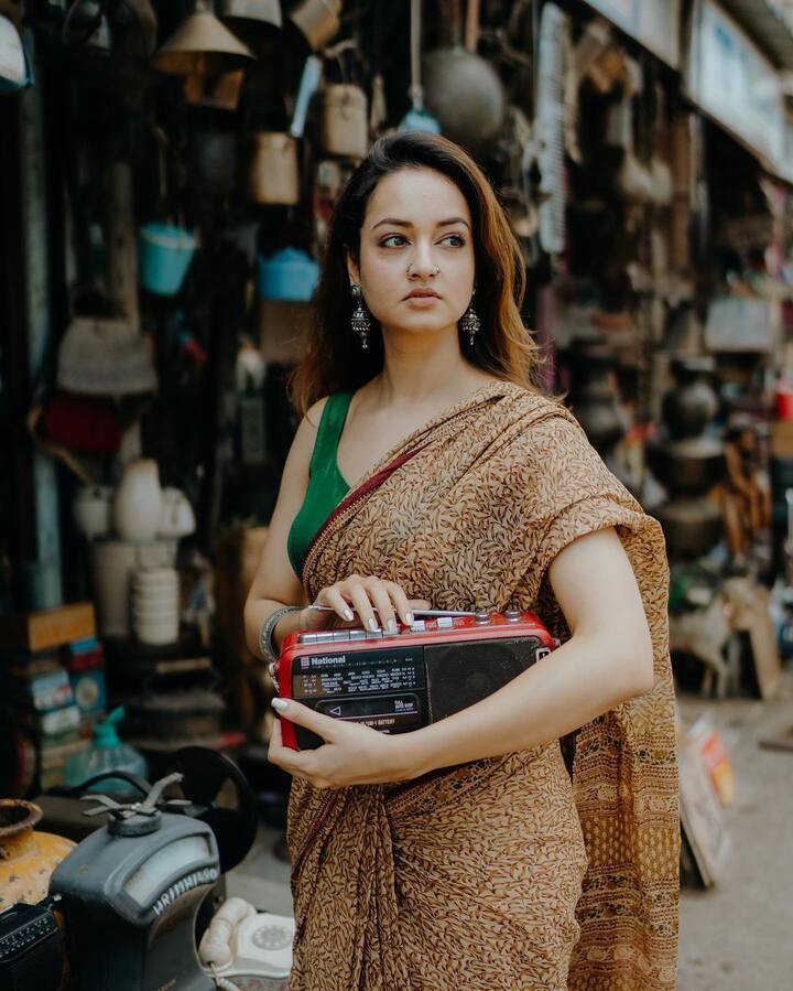 తాజాగా శాన్వీ చోర్ బజార్లో ఓ రేడియోను పట్టుకున్న ఫొటో ఒకటి షేర్ చేసింది. ఈ ఫొటోలో ఆమె భలే క్యూట్గా ఉంది