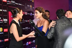 ముద్దుగుమ్మలు ఏం మాట్లాడుకుంటున్నారబ్బా - అవార్డ్ ఫంక్షన్‌లో అనుష్క, కృతి ముచ్చట్లు!