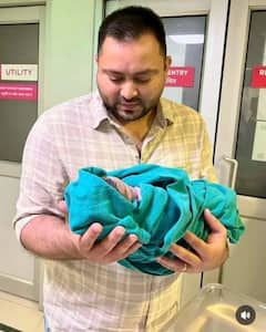 Tejaswi Yadav Daughter: लालू प्रसाद यादव के घर गूंजी किलकारी, बहू राजश्री ने बेटी को दिया जन्म, यहां देखें परिवार की खास तस्वीरें