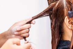 Hair Rebonding At Home: घर पर ही अपने बालों को दें स्‍टाइलिश लुक, 8 सिंपल स्टेप में करें रिबॉन्डिंग