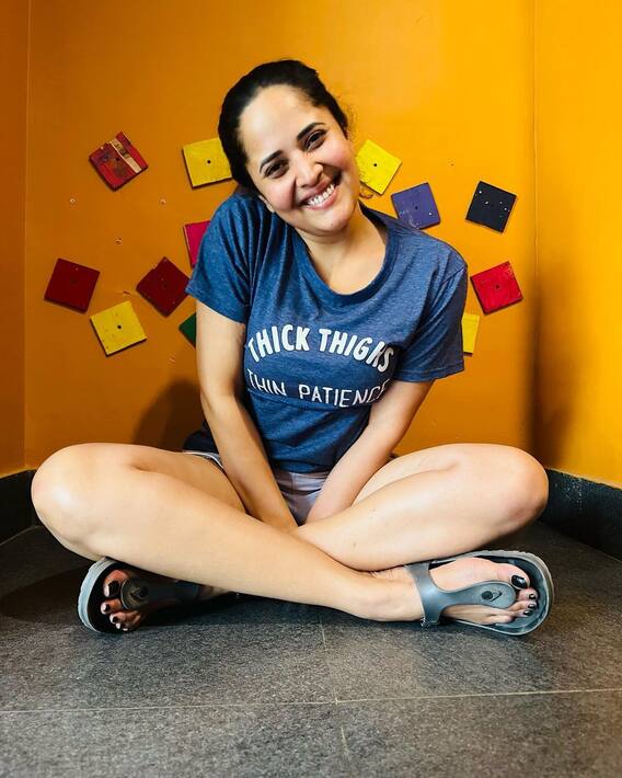 Anasuya Bharadwaj : అనసూయ టీ షర్టుపై కొటేషన్ చూశారా? - మేడమ్ బోల్డ్ స్టేట్మెంట్ ఇచ్చారుగా!