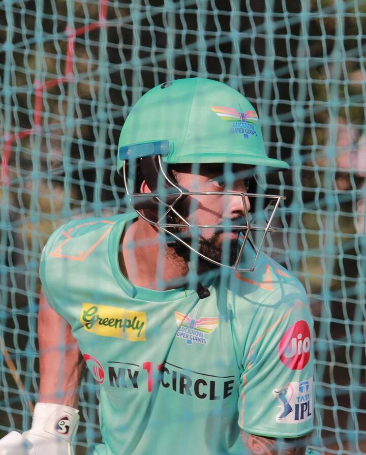 आईपीएल 2020 से लेकर अब तक केएल राहुल ने सबसे ज़्यादा 83 छक्के लगाए हैं. इस दौरान राहुल ने 42 मैच खेले हैं. इन मैचों में उन्होंने कुल 1912 रन बनाए हैं. राहुल मौजूदा वक़्त में लखनऊ सुपर जायंट्स के कप्तान हैं. 2020 से अब तक उन्होंने पंजाब और लखनऊ के लिए आईपीएल खेला है.