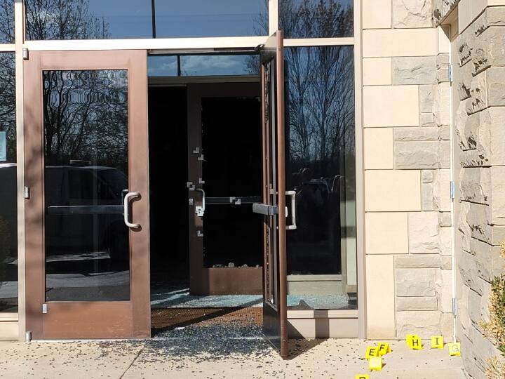 US Nashville Shooting: अमेरिका के स्कूल में भीषण गोलीबारी का वीडियो आया सामने, हमलावर लड़की कमरे में ढूंढ-ढूंढ कर मार रही थी गोली US Nashville Christian Covenant School Gun firing by female student video released US Nashville Shooting: अमेरिका के स्कूल में भीषण गोलीबारी का वीडियो आया सामने, हमलावर लड़की कमरे में ढूंढ-ढूंढ कर मार रही थी गोली