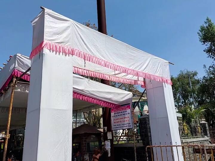 मुंबई येथील भक्ताने भव्य अस प्रवेशद्वार उभारले आहे.