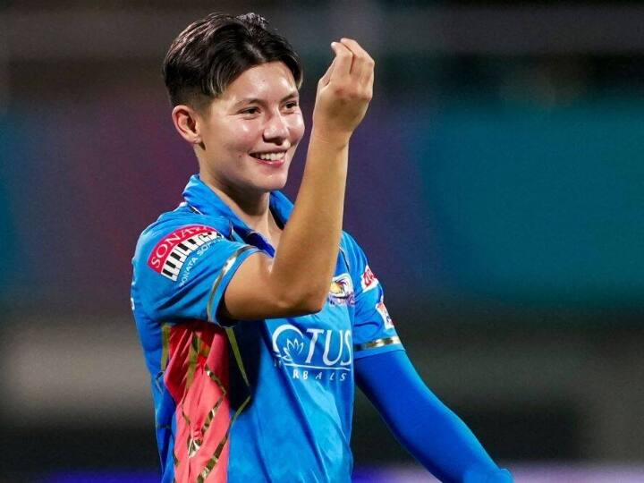 Issy Wong: मुबंई इंडियंस (Mumbai Indians) की इस्सी वॉन्ग (Issy Wong) वीमेंस प्रीमियर लीग में हैट्रिक विकेट लेने वाली पहली गेंदबाज हैं. इस खिलाड़ी ने यूपी वारियर्ज के खिलाफ मैच में यह कारनामा किया.