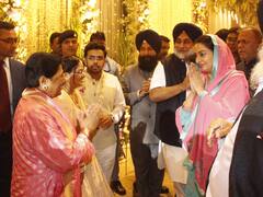 मायावती के भतीजे की शादी में विपक्षी पार्टी के नेता पत्नी के साथ हुए शामिल, देखिए क्या रहा BSP चीफ का रिएक्शन?