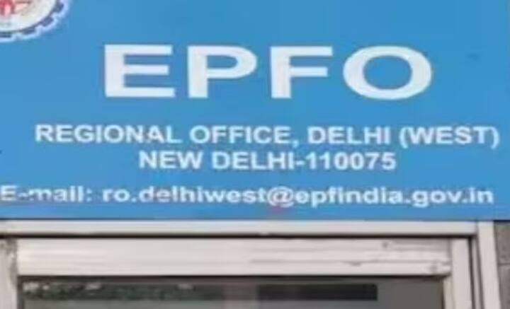 সংগঠিত কর্মক্ষেত্রে যুক্ত প্রায় ২৮ কোটি ভারতীয়ের সঞ্চয় রয়েছে EPFO-তে। সেই টাকা বিভিন্ন খাতে বিনিয়োগ করা হয়ে থাকে। ২০২২ সালের মার্চ মাস পর্যন্ত সাধারণ মানুষের সেই টাকা থেকে ১.৫৭ লক্ষ কোটি বিনিময় ব্যবসা তহবিল অর্থাৎ এক্সচেঞ্জ ট্রেডেড ফান্ডস-এ বিনিয়োগ করেছিল EPFO, যা কিনা সরাসরি ন্যাশনাল স্টক এক্সচেঞ্জের নিফটি ৫০ এবং বম্বে স্টক এক্সচেঞ্জের সঙ্গে সংযুক্ত।