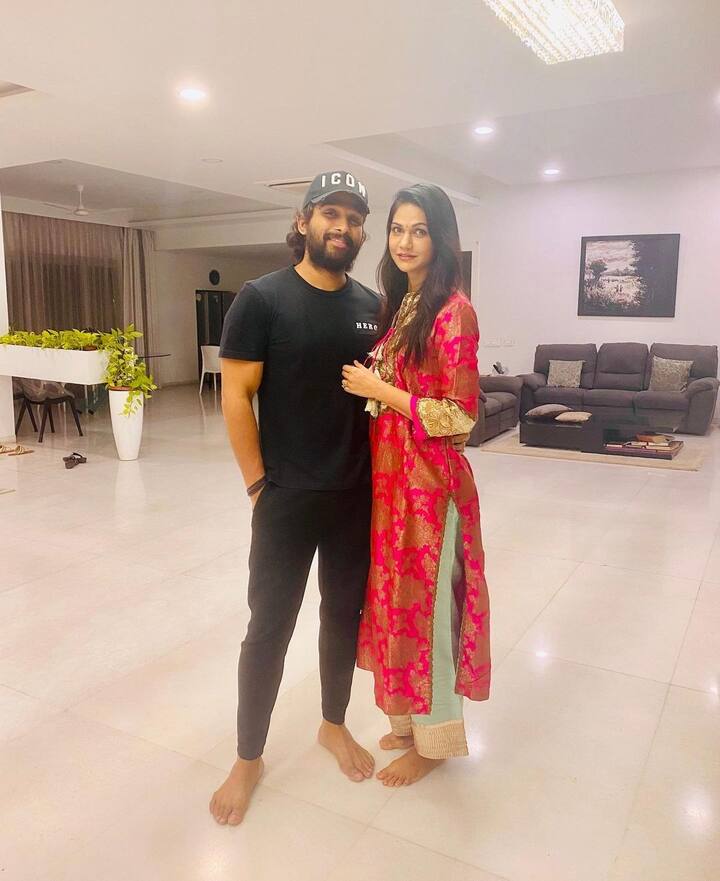 अल्लू अर्जुन के लिविंग रूम में डार्क कलर का सोफा रखा गया है. साथ ही अल्लू अर्जुन को प्लांट्स बहुत पसंद हैं इसलिए आपको घर के हर कोने में प्लांट्स जरूर देखने को मिलेंगे. अल्लू अर्जुन के घर के बाहर बड़ा सा गार्डन एरिया है जिसकी देखभाल करते हुए कई बार एक्टर खुद दिखे हैं.
