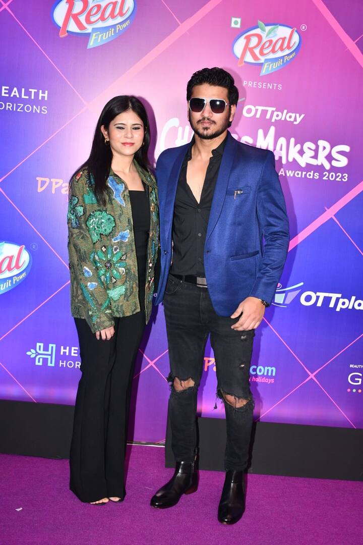 తనతో పాటు భార్య పల్లవిని కూడా చూడవచ్చు.