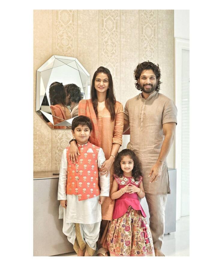 अल्लू अर्जुन का एक छोटा सा सुखी परिवार है जिनके साथ वह हैदराबाद के घर में रहते हैं. आज हम आपको उनके घर और परिवार से जुड़ी कुछ ख़ास झलक दिखाएंगे.