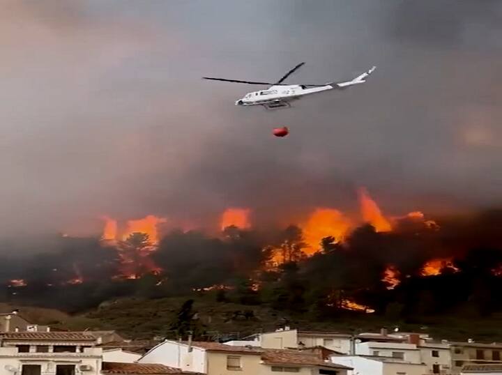 यूरोप में जंगल आग से जलकर खाक हो रहे हैं. तीन-चार दिन में ही आग 4,000 हेक्टेयर से अधिक भूमि की हरियाली को लील गई है. यह आग लगी है स्पेन के पूर्वी कैस्टेलॉन क्षेत्र में, हालात बड़े डरावने हैं....