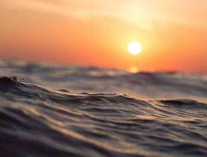 What will happen if all the people of the earth take a dip in the sea together ਜੇ ਸਾਰੀ ਧਰਤੀ ਦੇ ਲੋਕ ਇਕੱਠੇ ਸਮੁੰਦਰ ਵਿੱਚ ਬੈਠ ਜਾਣ ਤਾਂ ਕੀ ਹੋਵੇਗਾ? ਸੁਨਾਮੀ ਆਵੇਗਾ ਜਾਂ ਹੋਰ ਕੁਝ