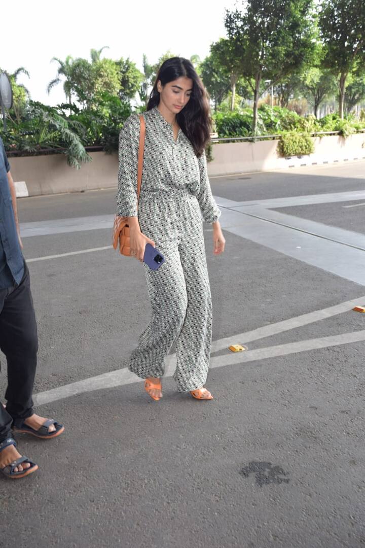 క్యాజువల్ అవుట్ ఫిట్‌లో మెరిసిపోతున్న పూజాను చూడవచ్చు.