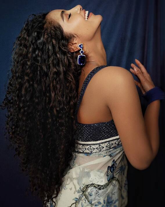 Anupama Parameswaran Photos: శారీలో సొగసుల అనుపమ