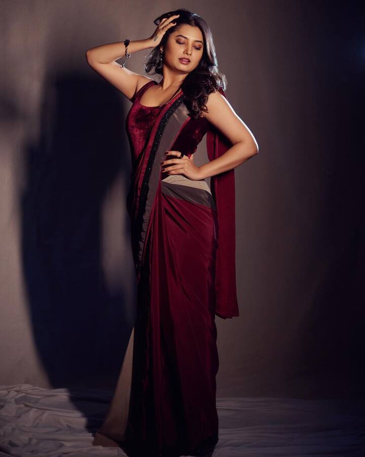 प्राजक्तानं या फोटोला कॅप्शन दिलं, 'देखा जो तुमको ये दिल को क्या हुआ है । मेरी धडकनों पे ये, छाया क्या नशा है। मोहब्बत……'