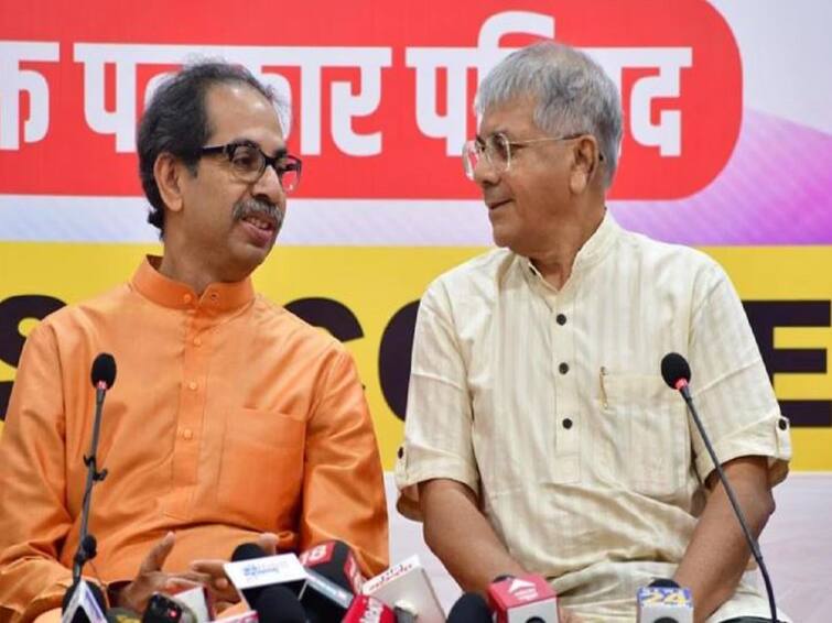 Shiv Sena and Vanchit Bahujan Aghadi will contest market committee elections together Election : राज्यातील 257  कृषी उत्पन्न बाजार समित्यांच्या  निवडणुका 30 एप्रिलला, शिवसेनेचा ठाकरे गट आणि वंचित एकत्र लढणार 