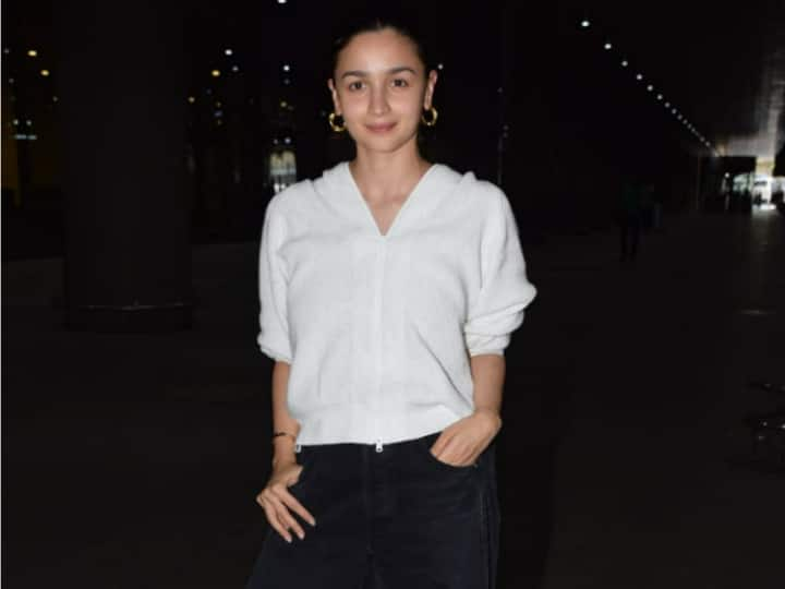 Alia Bhatt Spotted At Airport: बॉलीवुड की सुपर क्यूट मॉम आलिया भट्ट हाल अपनी बेबी डॉल राहा के साथ मुंबई एयरपोर्ट पर स्पॉट हुई. जहां उन्हें रिसीव करने खुद रणबीर कपूर पहुंचे थे. नीचे देखिए तस्वीरें....