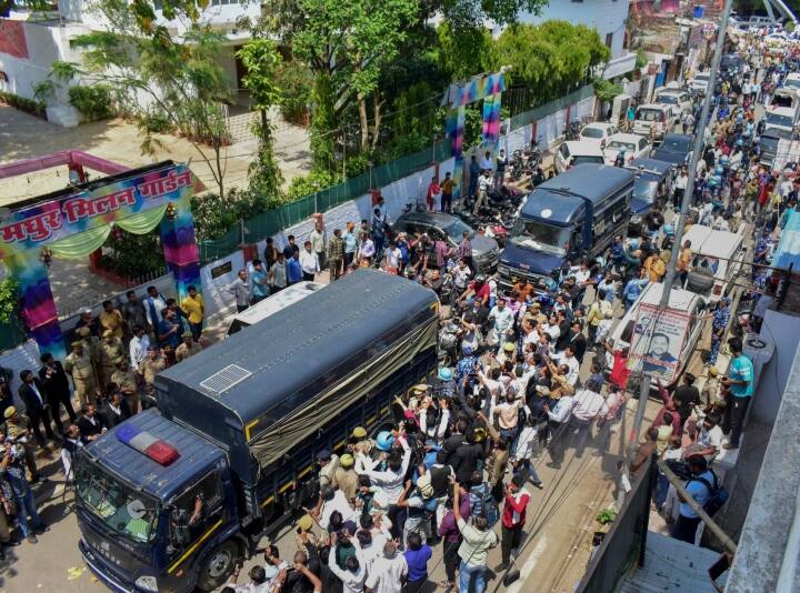 दोपहर करीब साढ़े बारह बजे के आसपास अतीक अहमद और उसके भाई अशरफ को भारी सुरक्षा के बीच नैनी जेल से कोर्ट में लाया गया. इस दौरान अतीक को एस्कॉर्ट करने वाले पुलिसकर्मी बुलेट प्रूफ जैकेट भी पहने दिखाई दिए.