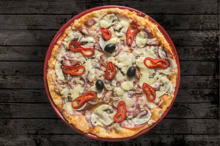 এছাড়া রয়েছে 'Sicilian Pizza'। সাধারণত এই ধরনের পিৎজা চারকোণা আকৃতির হয়।