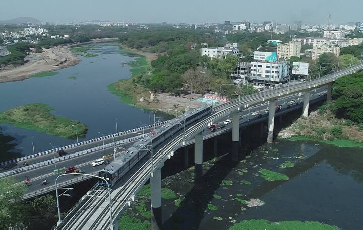 तेथून मेट्रोने पुणे रेल्वे स्टेशन पार केले आणि वेळापत्रकानुसार रुबी हॉल स्टेशनवर पोहोचली