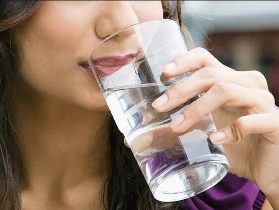Water: How much should you drink every day? શું તમને ખબર છે વધુ પાણી પીવાથી નુકસાન પણ થાય? જાણો દરરોજ કેટલું પાણી પીવું જોઈએ