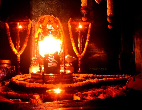 भुलेश्वराच्या पिंडीवर सूर्यकिरणांचा अभिषेक