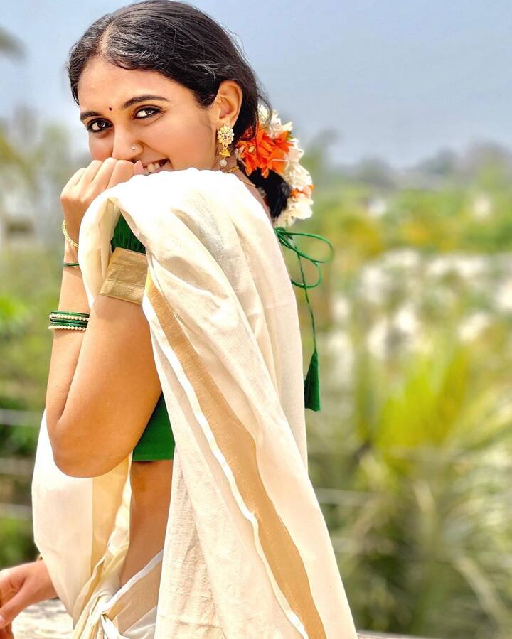 अभिनेत्री रिंकू राजगुरूने नुकतंच तिच्या इन्स्टाग्रामवर साडीतील काही फोटो शेअर केले आहेत.