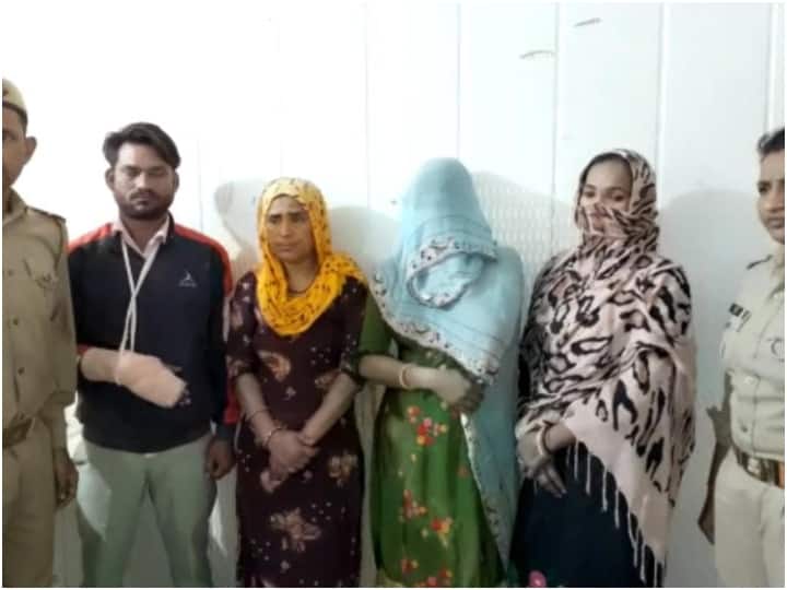 Meerut: लड़की को छेड़ने पर ग्रामीणों ने दी सजा, मुंह काला कर पेड़ से बांधा, गंजा कर पूरे इलाके में घुमाया meerut young man has been tonsured and paraded for allegedly molesting a girl ann Meerut: लड़की को छेड़ने पर ग्रामीणों ने दी सजा, मुंह काला कर पेड़ से बांधा, गंजा कर पूरे इलाके में घुमाया