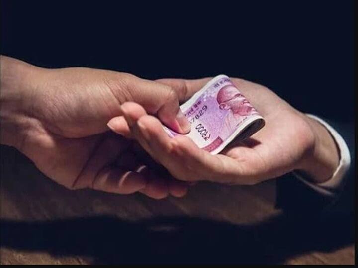 maharashtra News Chhatrapati Sambhaji Nagar agriculture officer arrested for taking bribe  Incident in Chhatrapati Sambhaji Nagar Chhatrapati Sambhaji Nagar : काय सांगता! अख्खे कृषी अधिकारी कार्यालय लाच घेताना अटकेत; छ संभाजीनगरमधील घटना