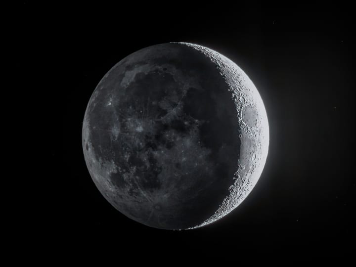 Scientist research found water may trapped in glass beads lunar sample show Moon Surface: चांद पर कांच के छोटे-छोटे मोतियों में पानी! रिसर्च में हुआ खुलासा