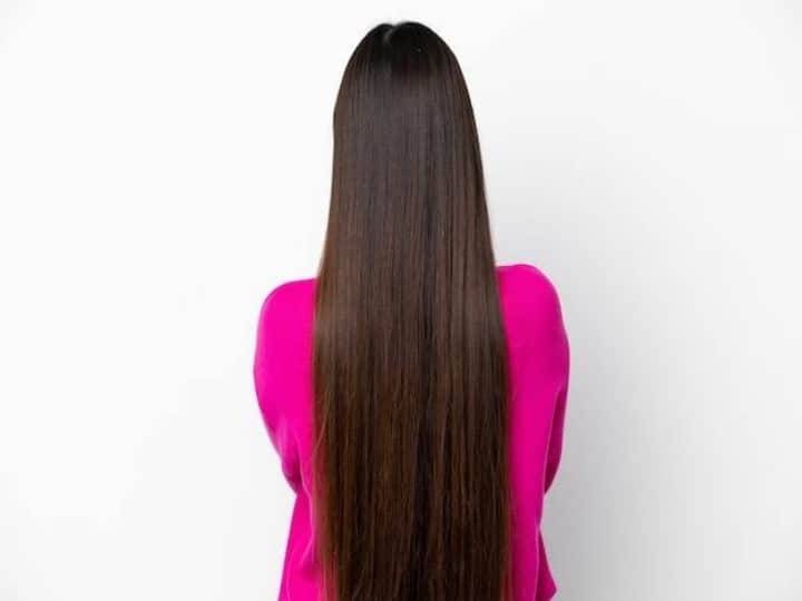 Hair Care:बालों को रिबॉन्डिंग करवाना काफी महंगा होता है. इसलिए पार्लर जाने  की बजाय आप घर पर ही बालों को आसान तरीके से रिबॉन्डिंग कर सकती हैं. यह काफी सिंपल है और आपके बाल भी खूबसूरत हो जाएंगे.