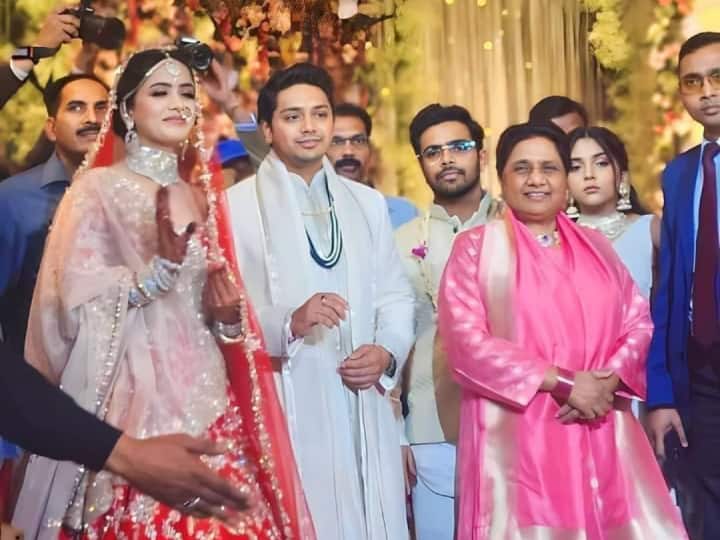 Akash Anand Wedding: मायावती (Mayawati) के भतीजे आकाश आनंद की शादी में शिरोमणि अकाली दल नेता सुखबीर सिंह बादल (Sukhbir Singh Badal) शामिल हुए. उनके साथ सुखबीर सिंह बादल भी नजर आईं.