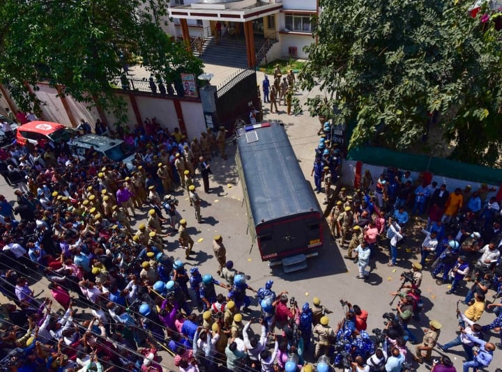 अतीक अहमद को कोर्ट में पेशी के बाद कोर्ट ने अतीक अहमद, खान सौलत हनीफ और दिनेश पासी को दोषी करार दिया, जिसके बाद दोपहर करीब दो बजे कोर्ट ने अतीक को सश्रम आजीवन कारावास की सजा सुनाई.