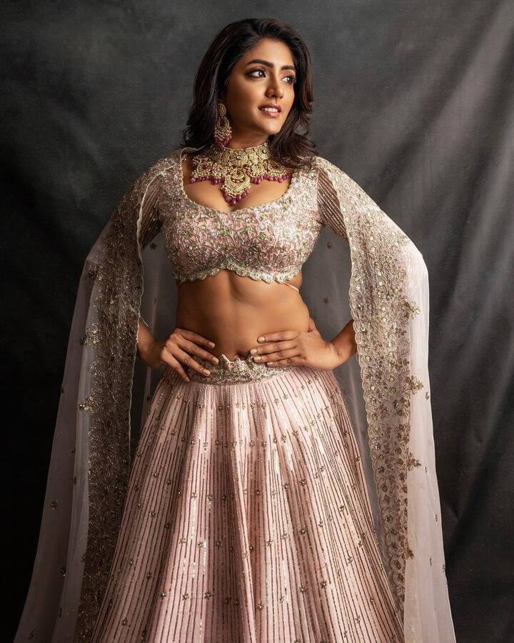 ‘లైఫ్ ఈజ్ బ్యూటీఫుల్’ సినిమాతో తెలుగు సినిమా పరిశ్రమలోకి అడుగు పెట్టింది ఈషా.  ‘అంతకు ముందు ఆ తర్వాత’ చిత్రంలో హీరోయిన్ గా నటించింది.   Photo Credit: Eesha Rebba/Instagram