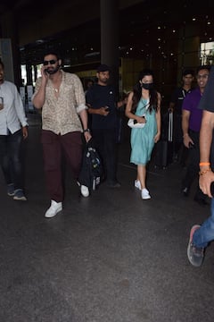 ముంబై ఎయిర్ పోర్టులో తళుక్కున మెరిసిన రష్మిక, బెల్లంకొండ