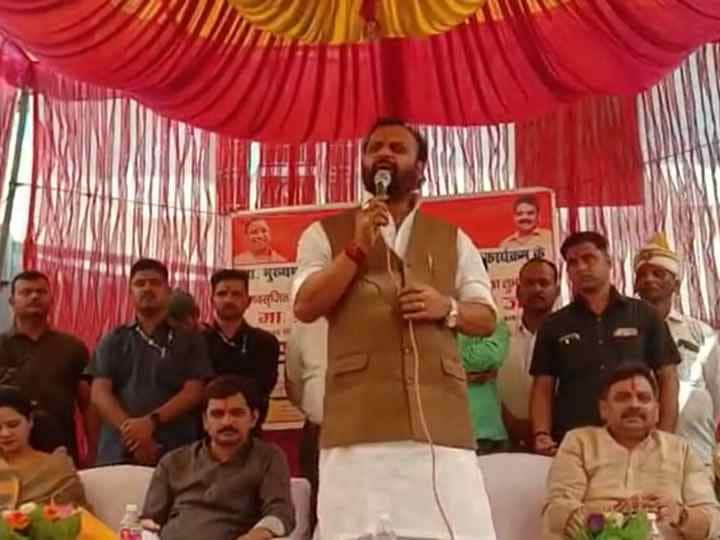Ghazipur During a program Samajwadi Party leader Om Prakash Singh intercepted BJP workers ANN Ghazipur: एक मंच पर यूपी के मंत्री और सपा विधायक, लगे बीजेपी जिंदाबाद के नारे, फिर क्या हुआ?