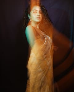 Anupama Parameswaran Photos: శారీలో సొగసుల అనుపమ