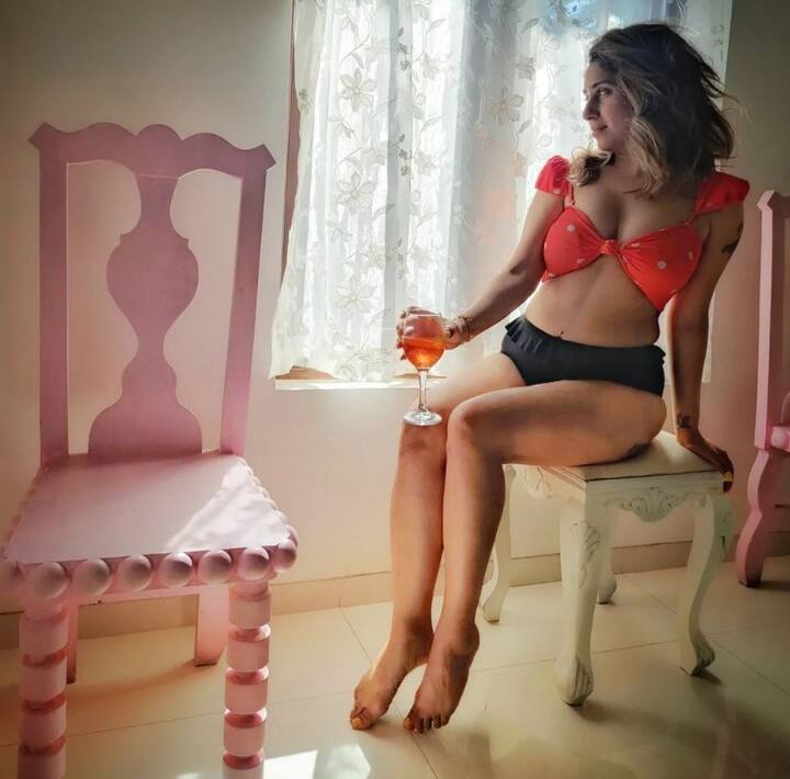 બોલિવૂડ સિંગર નેહા ભસીન પોતાની હોટ તસવીરો શેર કરીને તહેલકો મચાવતી જોવા મળી છે. આ વખતે નેહા ભસીને તમામ હદ વટાવી દીધી છે અને ટુ-પીસમાં ફોટો શેર કરીને ઇન્ટરનેટ પર આગ લગાવી દીધી છે.