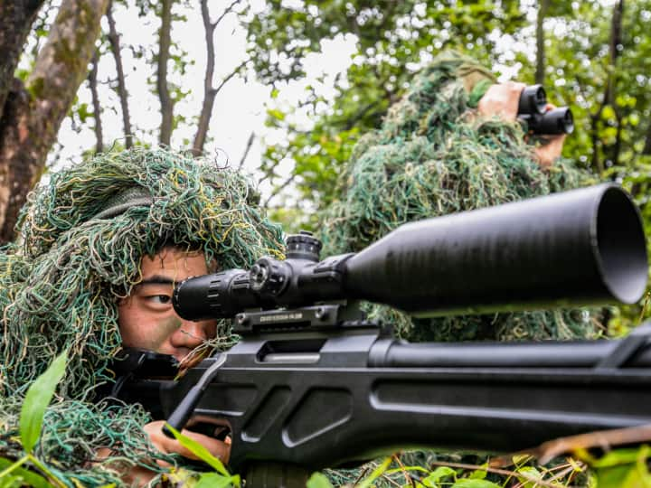 World Best Snipers: आज के आधुनिक युग में युद्ध रणनीति में बहुत तरह के बदलाव आए हैं. हम स्निपर्स की बात करें तो वो किसी भी लड़ाई में बहुत ही अहम रोल निभाते हैं. ये छुप कर दुश्मनों को मारते हैं.