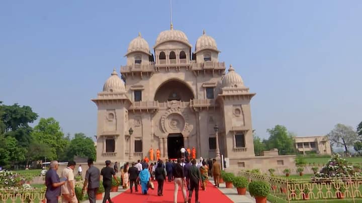 এদিন সঙ্গে ছিলেন রাজ্যপাল সি ভি আনন্দ বোস । রাষ্ট্রপতিকে বেলুড় মঠে স্বাগত জানান রামকৃষ্ণ মঠ ও মিশনের সাধারণ সম্পাদক স্বামী সুবীরানন্দ, সহ সাধারণ সম্পাদক স্বামী বোধসরানন্দ।