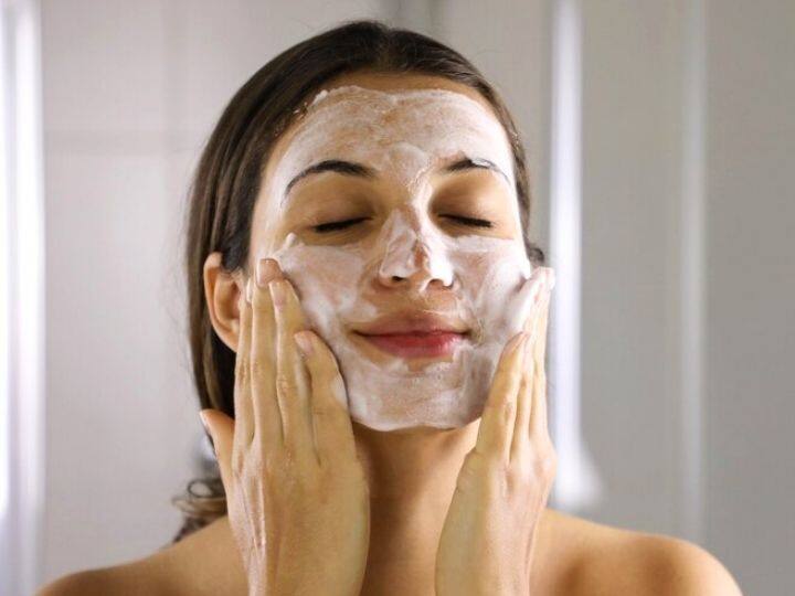 Soap Side Effects 5 Disadvantages Of Washing Your Face With Soap चेहरे पर लगाते हैं साबुन तो थोड़ा संभलकर... हो सकती हैं स्किन से जुडी ये 4 दिक्कतें!